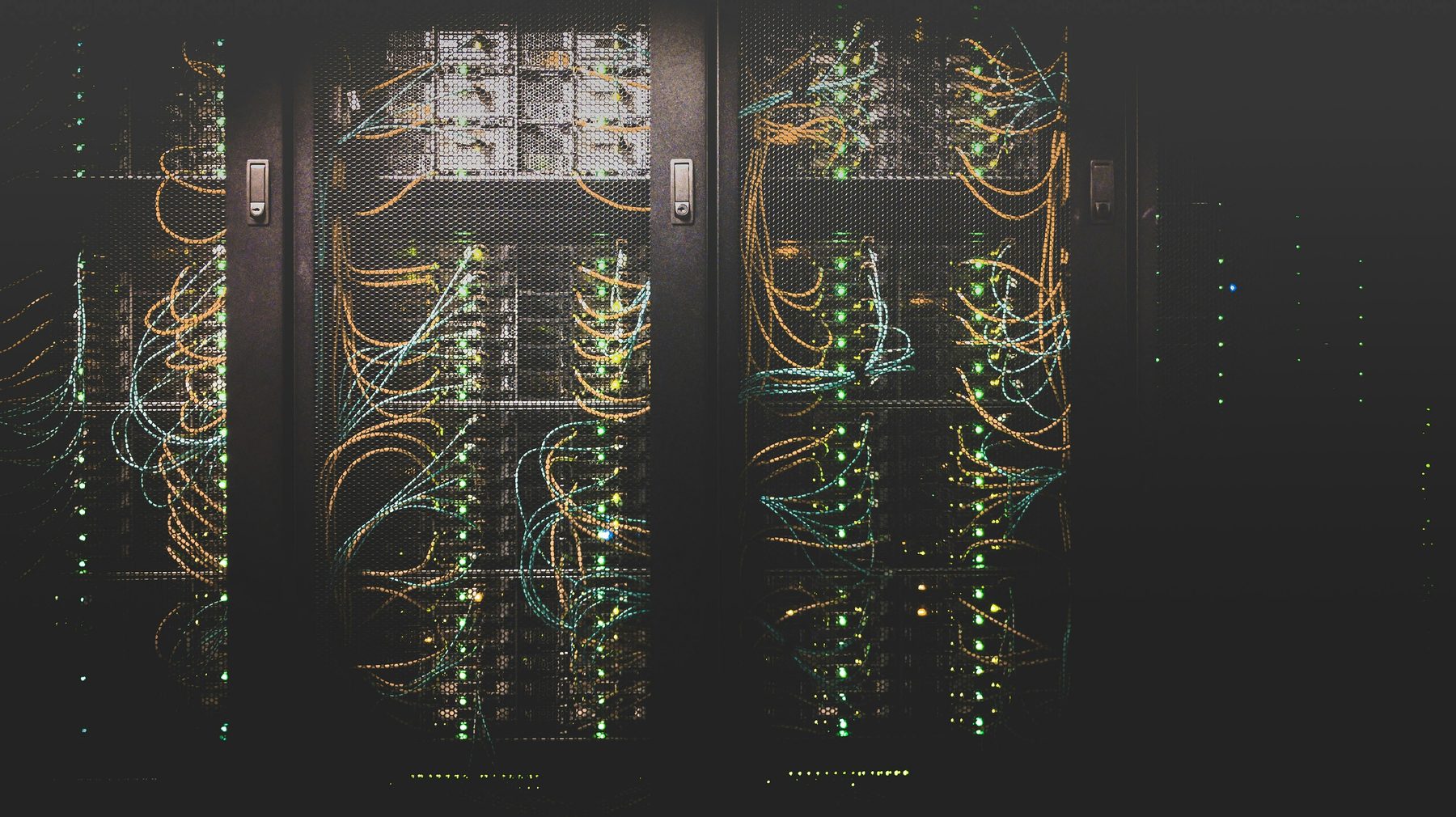Infraestructura profesional de servidores y cableado de red en un centro de datos